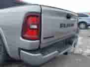 2025 Ram 1500 Lone Star z VIN 1C6RRFFG1SN537641, wystawiony jako IAAI lot #41563794 z przebiegiem 11 488 mil mil oraz . Historia ofert i sprzedaży dostępna na DreamBid. Obrazek 6.