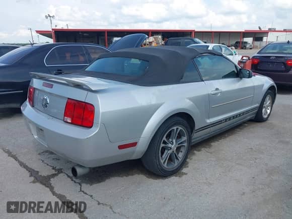 2006 Ford Mustang Standard with VIN 1ZVFT84N865179869, listed as a IAAI auction lot 42739510 with 200,205 mi miles and . Bid and sale history available at DreamBid. Image 4.
