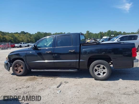 2005 Dodge Dakota SLT z VIN 1D7HE48N25S142458, wystawiony jako IAAI lot #43213106 z przebiegiem 196 705 mil mil oraz . Historia ofert i sprzedaży dostępna na DreamBid. Obrazek 14.
