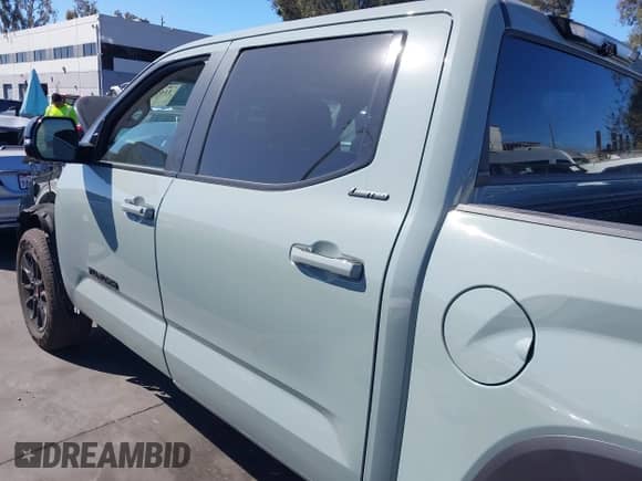 2024 Toyota Tundra Limited z VIN 5TFWA5DB9RX161273, wystawiony jako IAAI lot #41676655 z przebiegiem 10 371 mil mil oraz . Historia ofert i sprzedaży dostępna na DreamBid. Obrazek 15.