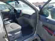 2004 Toyota Sienna XLE z VIN 5TDBA22C74S013288, wystawiony jako IAAI lot #42797623 z przebiegiem 118 746 mil mil oraz . Historia ofert i sprzedaży dostępna na DreamBid. Obrazek 5.