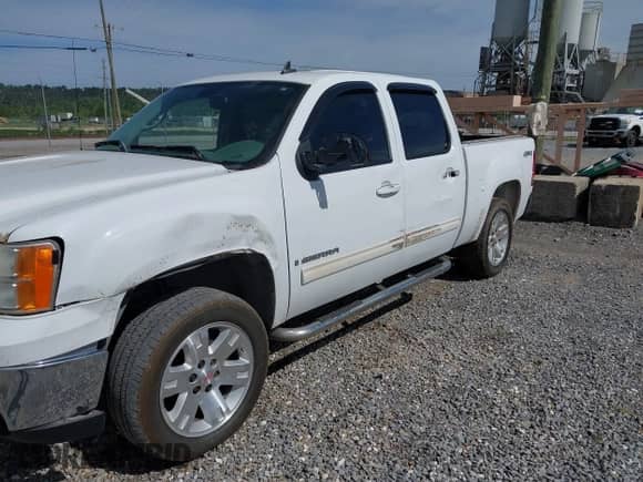 2007 GMC Sierra 1500 SLE1 z VIN 2GTEK13M271555096, wystawiony jako IAAI lot #42321434 z przebiegiem 221 352 mil mil oraz . Historia ofert i sprzedaży dostępna na DreamBid. Obrazek 6.