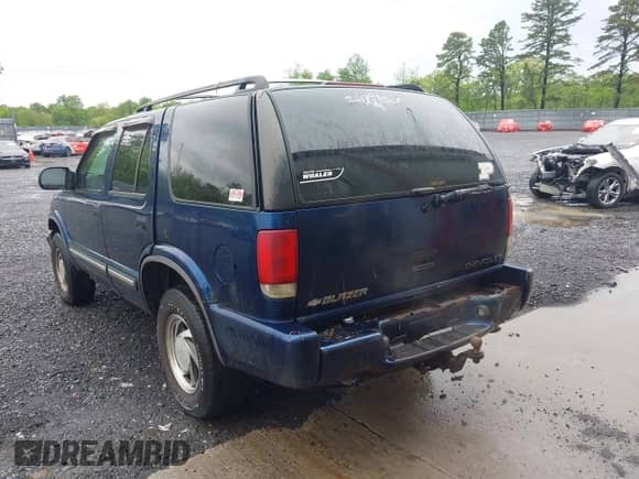 2000 Chevrolet Blazer LT with VIN 1GNDT13W9Y2350118, listed as a IAAI auction lot 42255823 with 255,056 mi miles and . Bid and sale history available at DreamBid. Image 3.