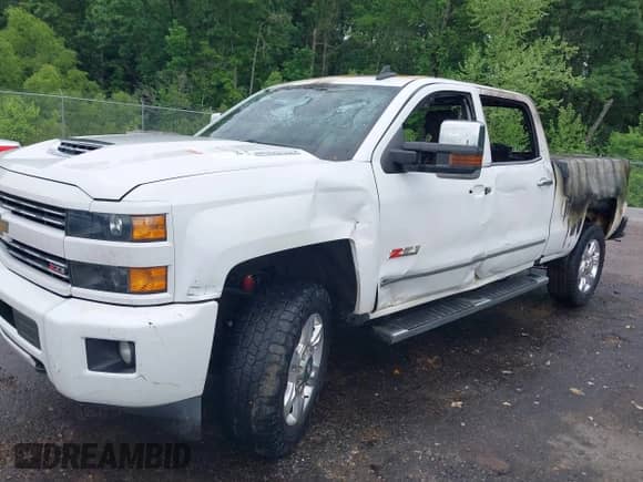 2017 Chevrolet Silverado 2500HD LTZ z VIN 1GC1KWEY8HF148633, wystawiony jako IAAI lot #42112861 z przebiegiem Nie podano mil oraz . Historia ofert i sprzedaży dostępna na DreamBid. Obrazek 2.