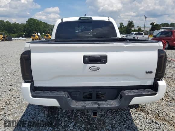 2018 Toyota Tacoma SR with VIN 5TFCZ5ANXJX162902, listed as a Copart auction lot 68464895 with 105,750 mi miles and Salvage title. Bid and sale history available at DreamBid. Image 6.