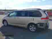 2012 Toyota Sienna LE с VIN 5TDKK3DC0CS197732, выставлен на аукционе IAAI как лот 43400889 с пробегом 174 668 миль миль и . История ставок и продаж доступна на DreamBid. Изображение 14.