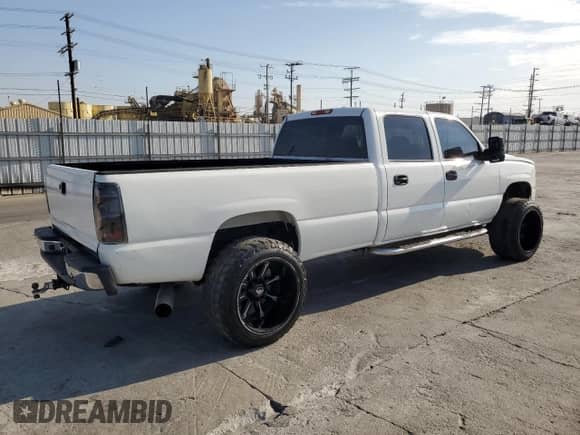 2005 Chevrolet Silverado 2500HD LS with VIN 1GCHC23275F823516, listed as a Copart auction lot 74294894 with 302,292 mi miles and Clean title. Bid and sale history available at DreamBid. Image 3.