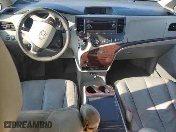 2012 Toyota Sienna XLE с VIN 5TDYK3DC8CS244970, выставлен на аукционе Copart как лот 84383275 с пробегом Не указан миль и Списание • Salvage title. История ставок и продаж доступна на DreamBid. Изображение 8.