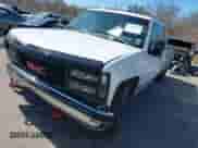 1996 GMC Sierra 1500 z VIN 1GTGC33R4TF018147, wystawiony jako IAAI lot #41612770 z przebiegiem 106 443 mil mil oraz . Historia ofert i sprzedaży dostępna na DreamBid. Obrazek 17.