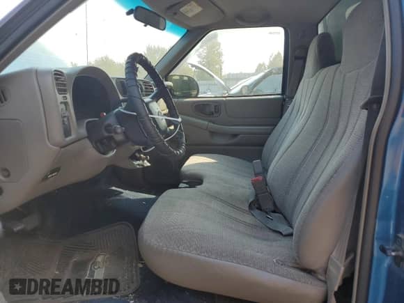 2001 Chevrolet S-10 LS z VIN 1GCCS14W718200680, wystawiony jako Copart lot #70709394 z przebiegiem 273 959 mil mil oraz Czysty tytuł • Clean title. Historia ofert i sprzedaży dostępna na DreamBid. Obrazek 7.