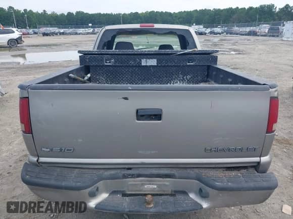 2003 Chevrolet S-10 LS z VIN 1GCCS19X938249822, wystawiony jako IAAI lot #42710292 z przebiegiem 300 968 mil mil oraz . Historia ofert i sprzedaży dostępna na DreamBid. Obrazek 16.