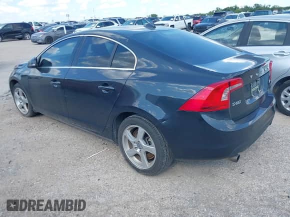 2013 Volvo S60 T5 Premier z VIN YV1612FS6D2185459, wystawiony jako IAAI lot #42867641 z przebiegiem 167 059 mil mil oraz . Historia ofert i sprzedaży dostępna na DreamBid. Obrazek 3.