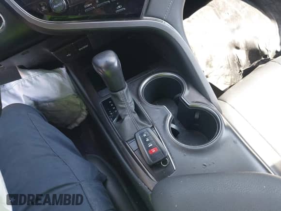 2023 Toyota Camry SE z VIN 4T1T11AK6PU158700, wystawiony jako IAAI lot #43312055 z przebiegiem 49 320 mil mil oraz . Historia ofert i sprzedaży dostępna na DreamBid. Obrazek 11.