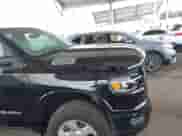 2025 Ram 1500 Big Horn z VIN 1C6RRFFG7SN506037, wystawiony jako IAAI lot #41915215 z przebiegiem 2 137 mil mil oraz . Historia ofert i sprzedaży dostępna na DreamBid. Obrazek 18.