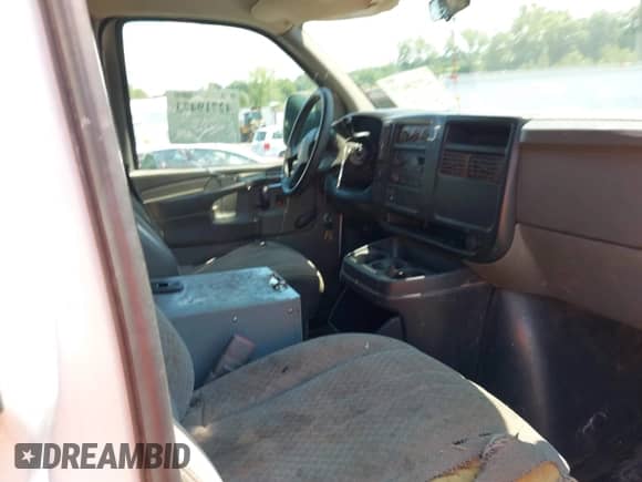2005 Chevrolet Express Cargo z VIN 1GCGG25VX51137331, wystawiony jako IAAI lot #42719473 z przebiegiem 225 658 mil mil oraz . Historia ofert i sprzedaży dostępna na DreamBid. Obrazek 5.