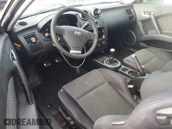 2006 Hyundai Tiburon GS z VIN KMHHM65D06U205823, wystawiony jako Copart lot #87125445 z przebiegiem 158 410 mil mil oraz Czysty tytuł • Clean title. Historia ofert i sprzedaży dostępna na DreamBid. Obrazek 8.