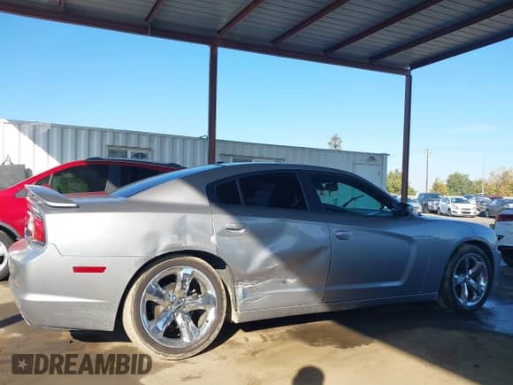 2013 Dodge Charger SXT с VIN 2C3CDXHG0DH725745, выставлен на аукционе IAAI как лот 43466038 с пробегом 105 591 миль миль и . История ставок и продаж доступна на DreamBid. Изображение 13.