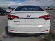 2017 Hyundai Sonata SE z VIN 5NPE24AF8HH560387, wystawiony jako Copart lot #85712635 z przebiegiem 122 284 mil mil oraz Szkoda całkowita • Salvage title. Historia ofert i sprzedaży dostępna na DreamBid. Obrazek 6.