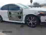 2020 Toyota Camry SE z VIN 4T1G11AK6LU923478, wystawiony jako IAAI lot #43386319 z przebiegiem 58 142 mil mil oraz . Historia ofert i sprzedaży dostępna na DreamBid. Obrazek 6.