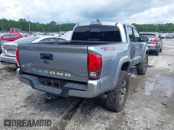 2019 Toyota Tacoma SR z VIN 3TMCZ5AN8KM287646, wystawiony jako IAAI lot #42969397 z przebiegiem 100 562 mil mil oraz . Historia ofert i sprzedaży dostępna na DreamBid. Obrazek 4.
