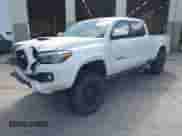 2022 Toyota Tacoma SR5 z VIN 3TYDZ5BN2NT007103, wystawiony jako IAAI lot #42782659 z przebiegiem 118 823 mil mil oraz . Historia ofert i sprzedaży dostępna na DreamBid. Obrazek 2.