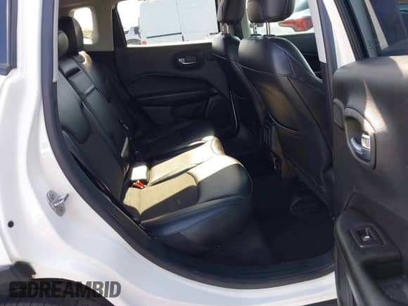 2019 Jeep Compass Altitude z VIN 3C4NJCBB3KT637375, wystawiony jako IAAI lot #42408775 z przebiegiem 114 977 mil mil oraz . Historia ofert i sprzedaży dostępna na DreamBid. Obrazek 8.