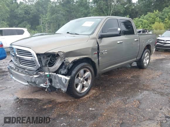 2013 Ram 1500 Outdoorsman z VIN 1C6RR6LT3DS581405, wystawiony jako IAAI lot #42484530 z przebiegiem Nie podano mil oraz . Historia ofert i sprzedaży dostępna na DreamBid. Obrazek 2.