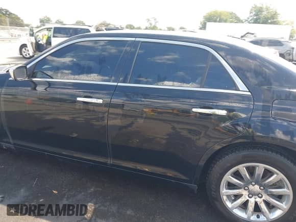 2012 Chrysler 300 Limited z VIN 2C3CCACGXCH285121, wystawiony jako IAAI lot #43195978 z przebiegiem 111 128 mil mil oraz . Historia ofert i sprzedaży dostępna na DreamBid. Obrazek 14.