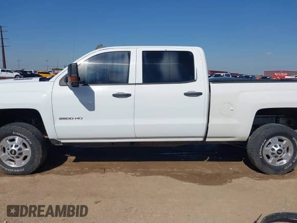 2015 Chevrolet Silverado 2500HD Work Truck z VIN 1GC1KUE81FF569806, wystawiony jako IAAI lot #42896050 z przebiegiem 160 673 mil mil oraz . Historia ofert i sprzedaży dostępna na DreamBid. Obrazek 15.