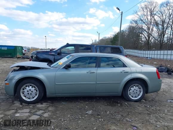 2005 Chrysler 300 300 z VIN 2C3JA43R05H137403, wystawiony jako IAAI lot #41399519 z przebiegiem 135 044 mil mil oraz . Historia ofert i sprzedaży dostępna na DreamBid. Obrazek 14.