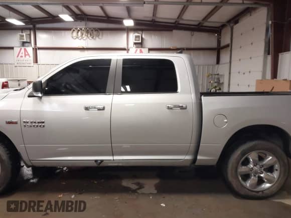 2017 Ram 1500 Big Horn z VIN 1C6RR6LT2HS547932, wystawiony jako IAAI lot #41293077 z przebiegiem 111 714 mil mil oraz . Historia ofert i sprzedaży dostępna na DreamBid. Obrazek 15.