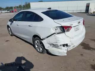 2019 Chevrolet Cruze LS z VIN 1G1BC5SM1K7101788, wystawiony jako IAAI lot #43360258 z przebiegiem 97 871 mil mil oraz . Historia ofert i sprzedaży dostępna na DreamBid. Obrazek 3.