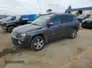 2017 Jeep Compass Latitude z VIN 1C4NJCEA2HD153005, wystawiony jako Copart lot #50681635 z przebiegiem 179 123 mil mil oraz Czysty tytuł • Clean title. Historia ofert i sprzedaży dostępna na DreamBid. Obrazek 1.