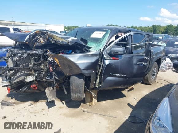 2023 Toyota Tacoma SR z VIN 3TMCZ5AN1PM575595, wystawiony jako IAAI lot #43173370 z przebiegiem 44 408 mil mil oraz . Historia ofert i sprzedaży dostępna na DreamBid. Obrazek 2.