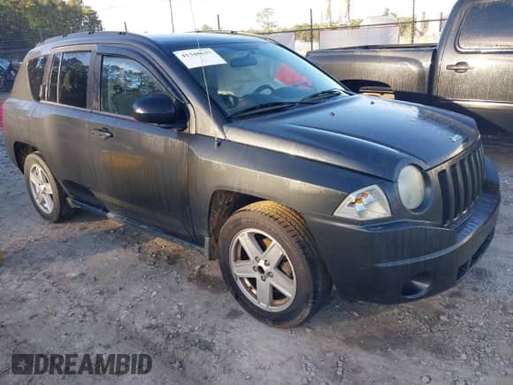 2010 Jeep Compass Sport z VIN 1J4NT1FB0AD677985, wystawiony jako IAAI lot #41348637 z przebiegiem 213 531 mil mil oraz . Historia ofert i sprzedaży dostępna na DreamBid. Obrazek 1.