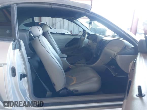 2004 Ford Mustang Deluxe z VIN 1FAFP44634F179400, wystawiony jako IAAI lot #43570970 z przebiegiem 153 238 mil mil oraz . Historia ofert i sprzedaży dostępna na DreamBid. Obrazek 5.