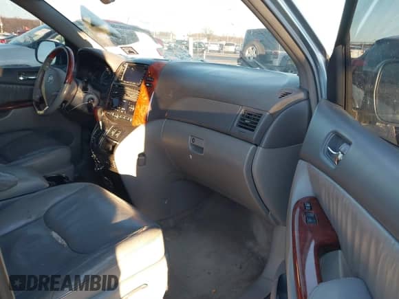 2005 Toyota Sienna XLE z VIN 5TDBA22C95S047413, wystawiony jako IAAI lot #41266507 z przebiegiem 174 765 mil mil oraz . Historia ofert i sprzedaży dostępna na DreamBid. Obrazek 5.