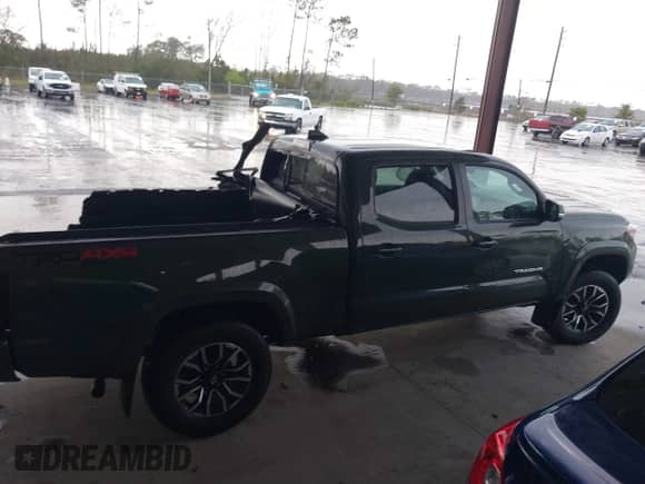 2022 Toyota Tacoma SR5 z VIN 3TMDZ5BN1NM121864, wystawiony jako IAAI lot #41724234 z przebiegiem 39 710 mil mil oraz . Historia ofert i sprzedaży dostępna na DreamBid. Obrazek 14.