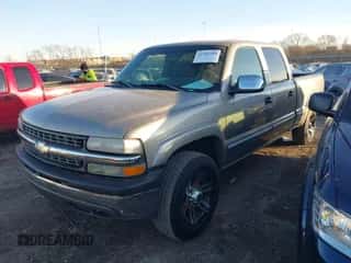 2001 Chevrolet Silverado 1500HD LS z VIN 1GCGC13U71F149241, wystawiony jako IAAI lot #41453794 z przebiegiem 281 382 mil mil oraz . Historia ofert i sprzedaży dostępna na DreamBid. Obrazek 2.