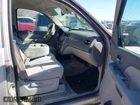 2007 Chevrolet Suburban LT with VIN 1GNFK16397R188641, listed as a IAAI auction lot 41476819 with 209,792 mi miles and . Bid and sale history available at DreamBid. Image 5.