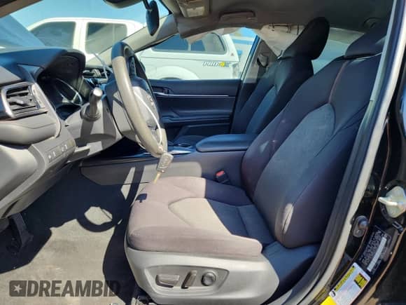 2020 Toyota Camry LE z VIN 4T1C11AK4LU911389, wystawiony jako Copart lot #80967045 z przebiegiem 57 680 mil mil oraz Szkoda całkowita • Salvage title. Historia ofert i sprzedaży dostępna na DreamBid. Obrazek 7.