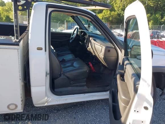 2004 Chevrolet Silverado 2500HD z VIN 1GBHC24U44E219043, wystawiony jako IAAI lot #43102077 z przebiegiem 182 868 mil mil oraz . Historia ofert i sprzedaży dostępna na DreamBid. Obrazek 5.