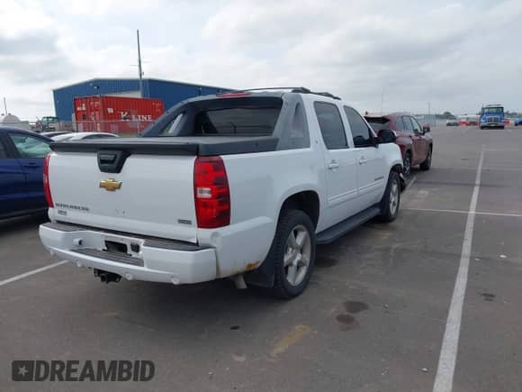 2011 Chevrolet Avalanche LT z VIN 3GNTKFE31BG240127, wystawiony jako IAAI lot #42488489 z przebiegiem 147 737 mil mil oraz . Historia ofert i sprzedaży dostępna na DreamBid. Obrazek 4.