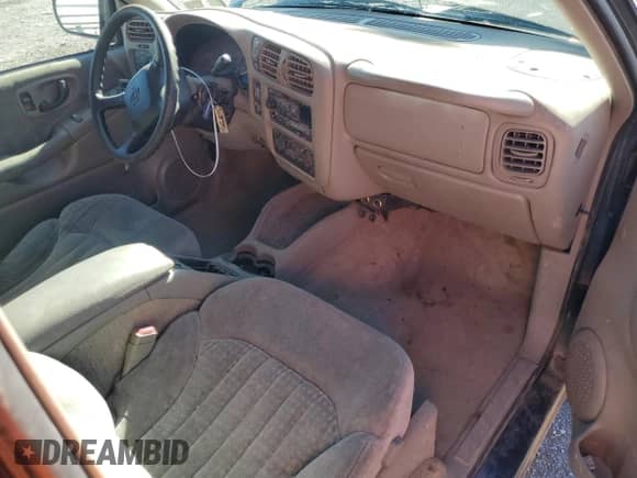 2001 Chevrolet Blazer LS z VIN 1GNCT18W21K182784, wystawiony jako Copart lot #76004174 z przebiegiem 153 833 mil mil oraz Szkoda całkowita • Salvage title. Historia ofert i sprzedaży dostępna na DreamBid. Obrazek 8.