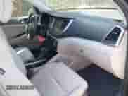 2017 Hyundai Tucson Sport z VIN KM8J3CA2XHU534183, wystawiony jako IAAI lot #42745565 z przebiegiem 127 660 mil mil oraz . Historia ofert i sprzedaży dostępna na DreamBid. Obrazek 5.