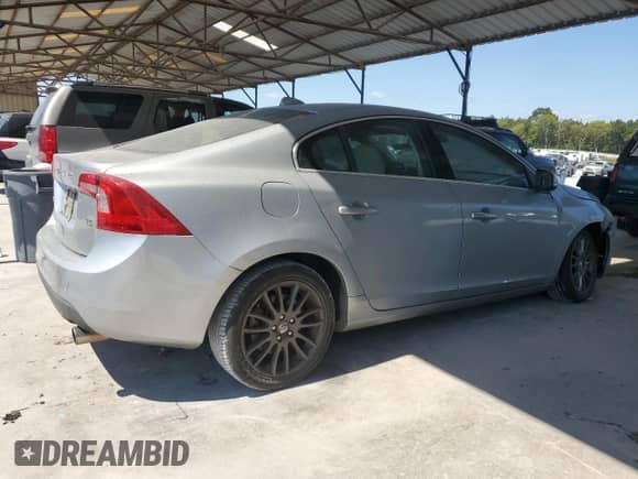 2013 Volvo S60 T5 Premier z VIN YV1612FS8D2206067, wystawiony jako Copart lot #71560615 z przebiegiem 96 211 mil mil oraz Szkoda całkowita • Salvage title. Historia ofert i sprzedaży dostępna na DreamBid. Obrazek 3.