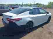 2018 Toyota Camry XSE z VIN 4T1B61HK5JU157242, wystawiony jako IAAI lot #42223076 z przebiegiem 116 738 mil mil oraz . Historia ofert i sprzedaży dostępna na DreamBid. Obrazek 4.