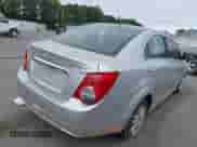 2014 Chevrolet Sonic LT z VIN 1G1JC5SG3E4129135, wystawiony jako IAAI lot #43421114 z przebiegiem 153 672 mil mil oraz . Historia ofert i sprzedaży dostępna na DreamBid. Obrazek 4.