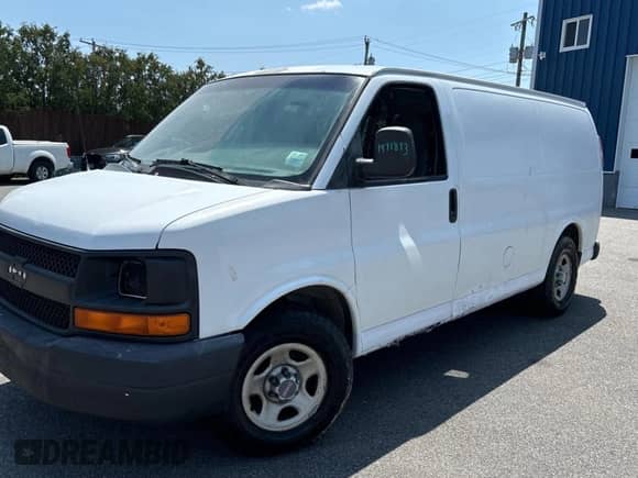 2007 Chevrolet Express Cargo z VIN 1GCFH15T171175079, wystawiony jako Copart lot #67054815 z przebiegiem 76 046 mil mil oraz Czysty tytuł • Clean title. Historia ofert i sprzedaży dostępna na DreamBid. Obrazek 2.
