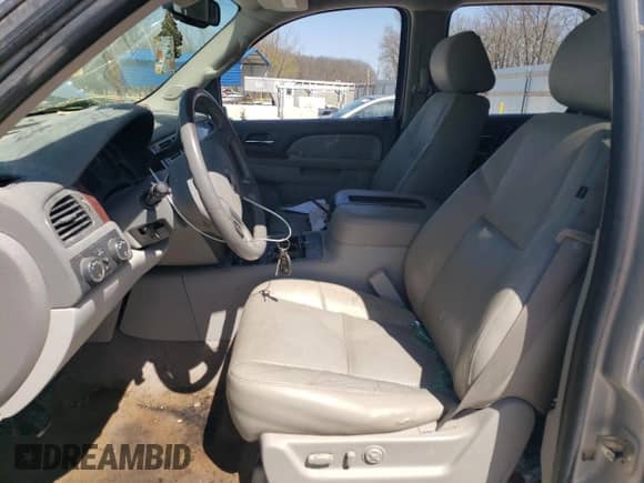 2010 Chevrolet Tahoe LTZ z VIN 1GNUKCE05AR173734, wystawiony jako Copart lot #50668755 z przebiegiem 240 752 mil mil oraz Szkoda całkowita • Salvage title. Historia ofert i sprzedaży dostępna na DreamBid. Obrazek 7.